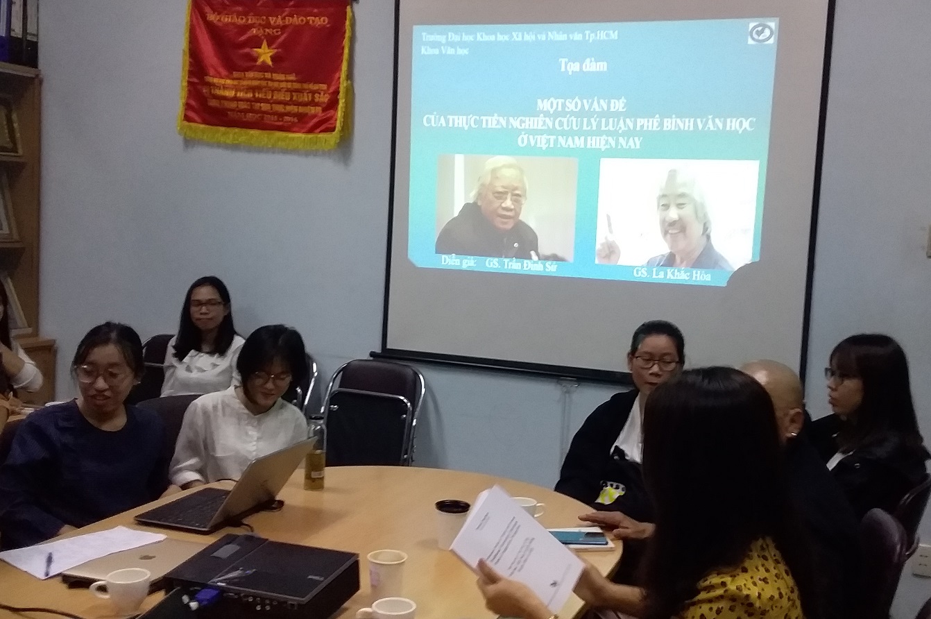 Khoa Văn học tổ chức tọa đàm: “Một số vấn đề của thực tiễn nghiên cứu lý luận phê bình văn học ở Việt Nam hiện nay”