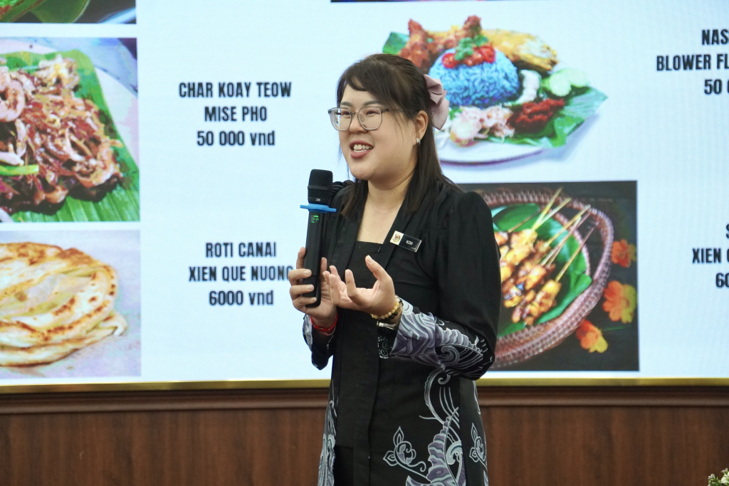Bà Koh Bee Ching chia sẻ các nội dung về văn hóa, lịch sử và mối quan hệ Việt Nam - Malaysia với sinh viên - Ảnh: KHÁNH MY