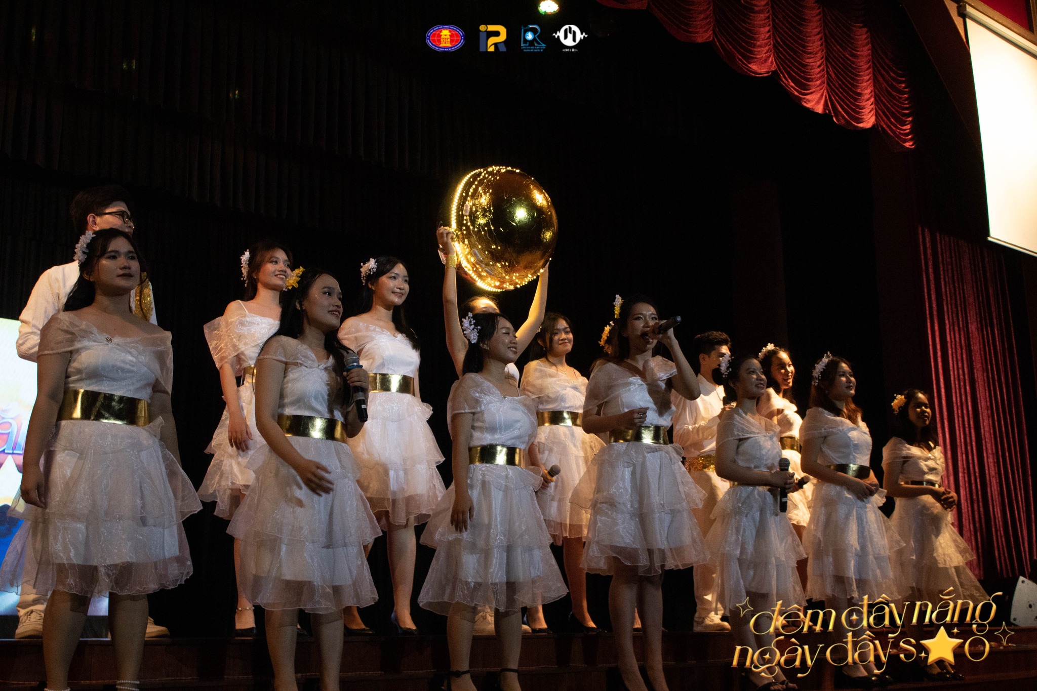 Đội hình khoa Quan Hệ Quốc Tế đạt giải vàng toàn đoàn cuộc thi Liên Hoan Tiếng Hát Sinh Viên Nhân Văn năm 2024