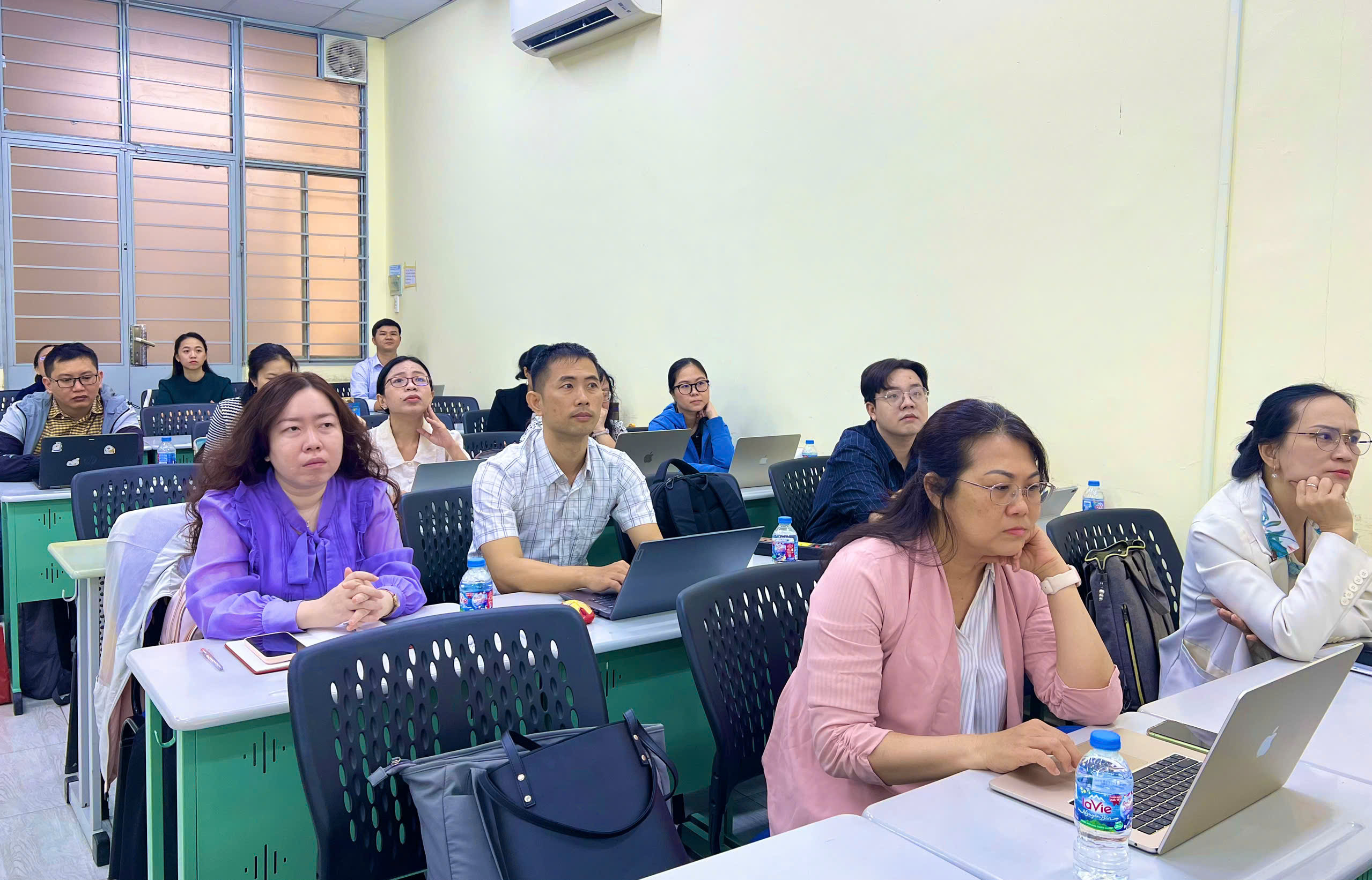 Tập huấn sử dụng các tính năng nâng cao để quản lý hoạt động đánh giá kết quả học tập của sinh viên trên hệ thống LMS