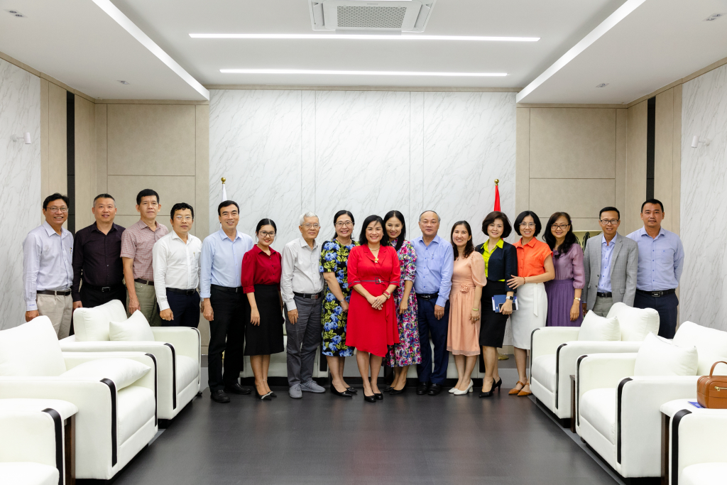 Toàn thể Hội đồng Trường chụp ảnh lưu niệm - Ảnh: Lý Nguyên