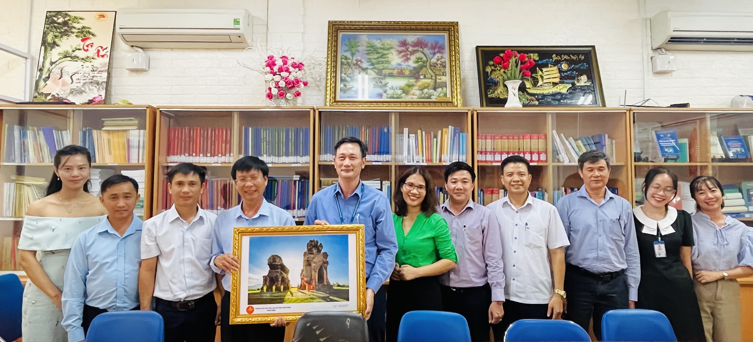 KHOA LƯU TRỮ HỌC - QUẢN TRỊ VĂN PHÒNG LÀM VIỆC VỚI TRUNG TÂM LƯU TRỮ LỊCH SỬ TỈNH BÌNH ĐỊNH