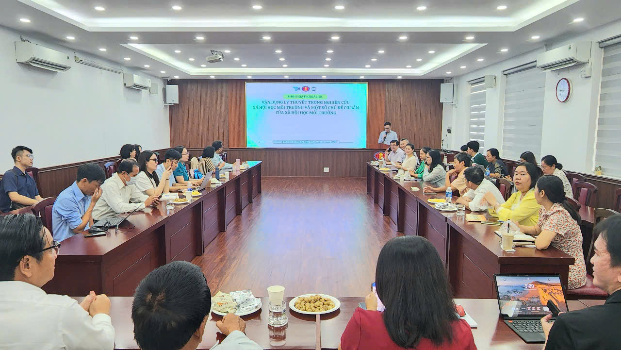 Sinh hoạt khoa học "Vận dụng lý thuyết trong nghiên cứu xã hội học môi trường và một số chủ đề cơ bản của xã hội học môi trường"