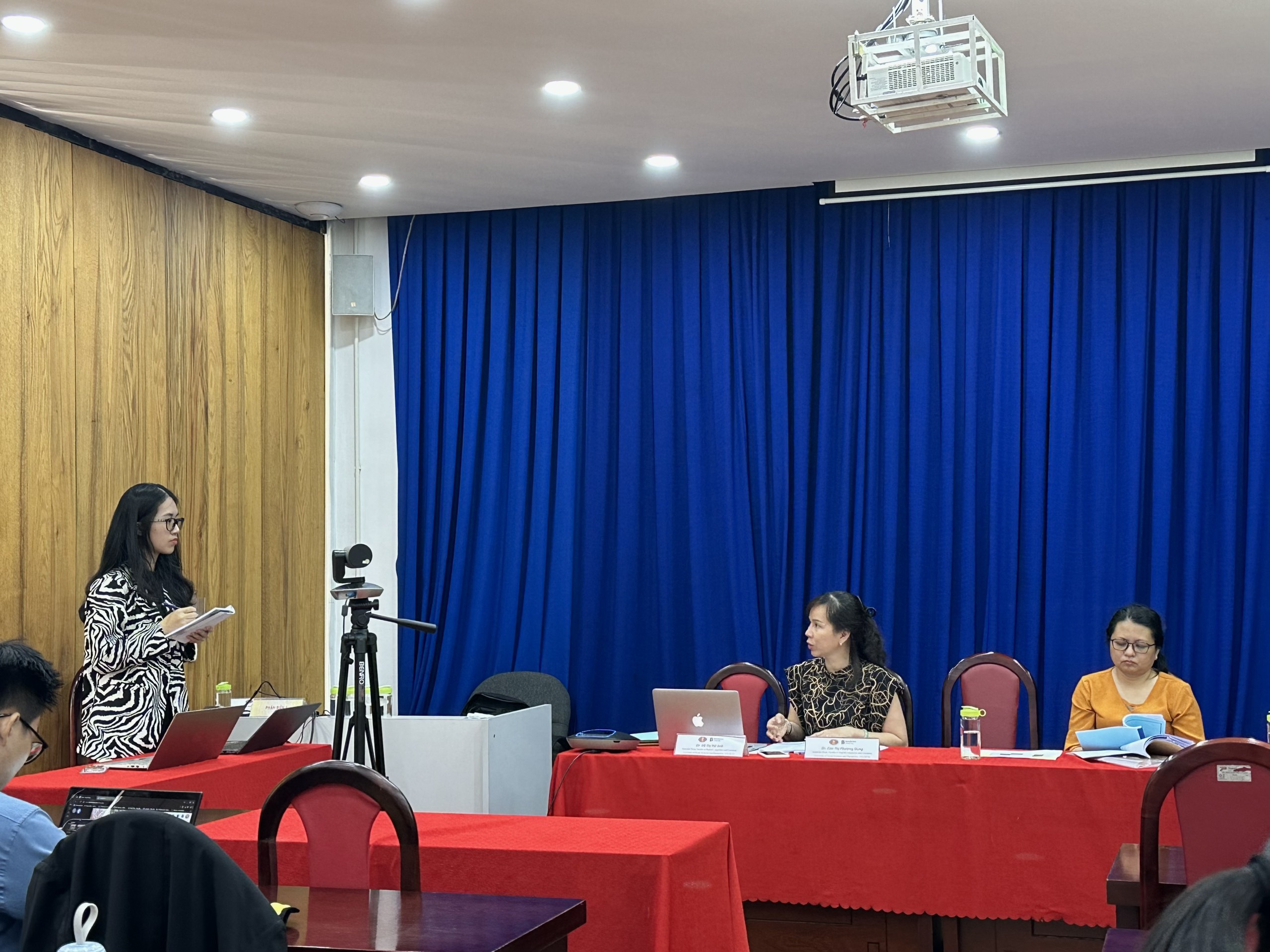 Buổi bảo vệ luận văn thạc sĩ Khóa 8 chương trình thạc sĩ Ngôn ngữ học chuyên ngành Phương pháp giảng dạy tiếng Anh (TESOL)