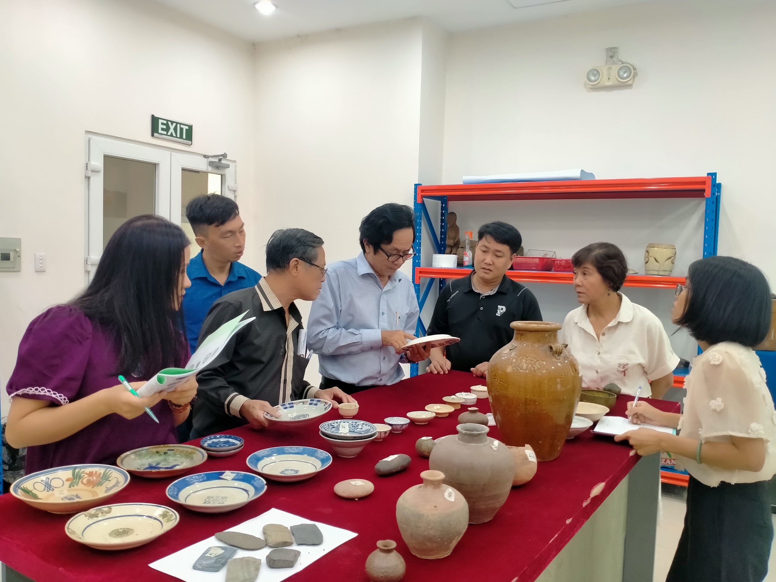 Thẩm định bộ sưu tập hiện vật do Nhà sưu tập Nguyễn Ngọc Ẩn tặng năm 2022.