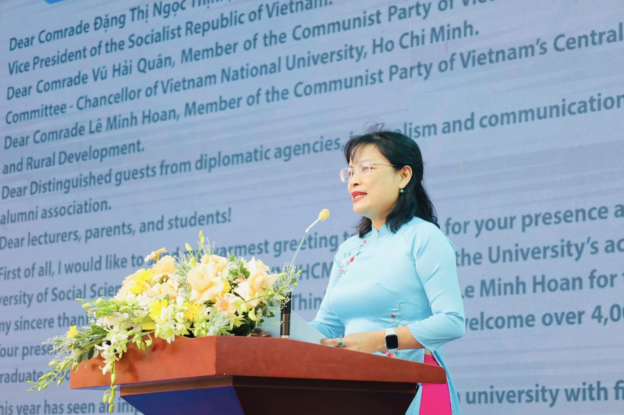 Hiệu trưởng nhắn gửi tân sinh viên: Hãy là những người trẻ sống một cuộc sống đáng giá nhất.