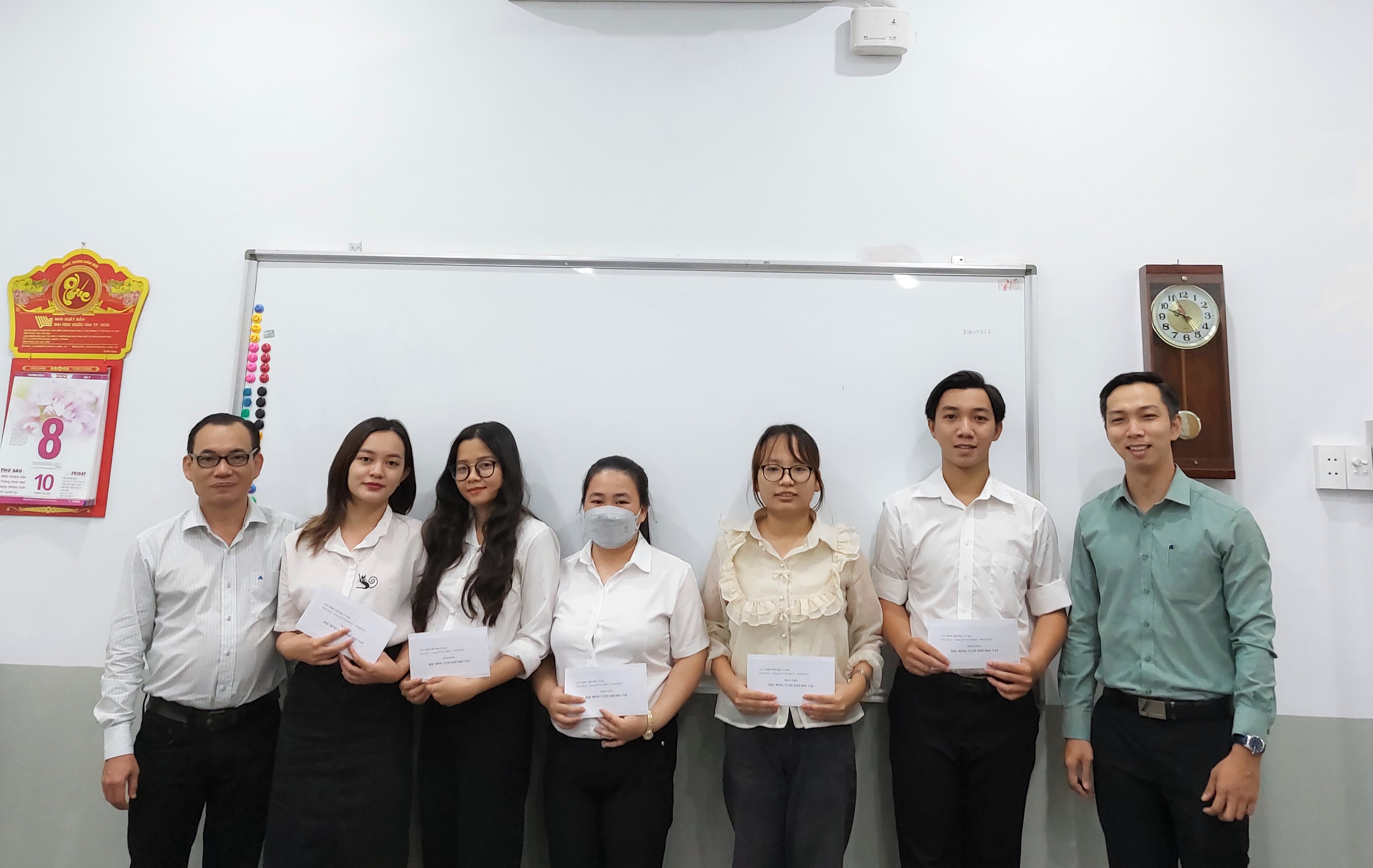 Buổi trao học bổng Cựu sinh viên khoa Địa lý khóa 24