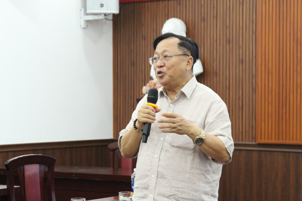 GS. Augustine Hà Tôn Vinh chia sẻ làm thế nào để kiến thức sách vở trở thành kỹ năng thực chiến qua câu chuyện của thầy - Ảnh: NHƯ THẢO