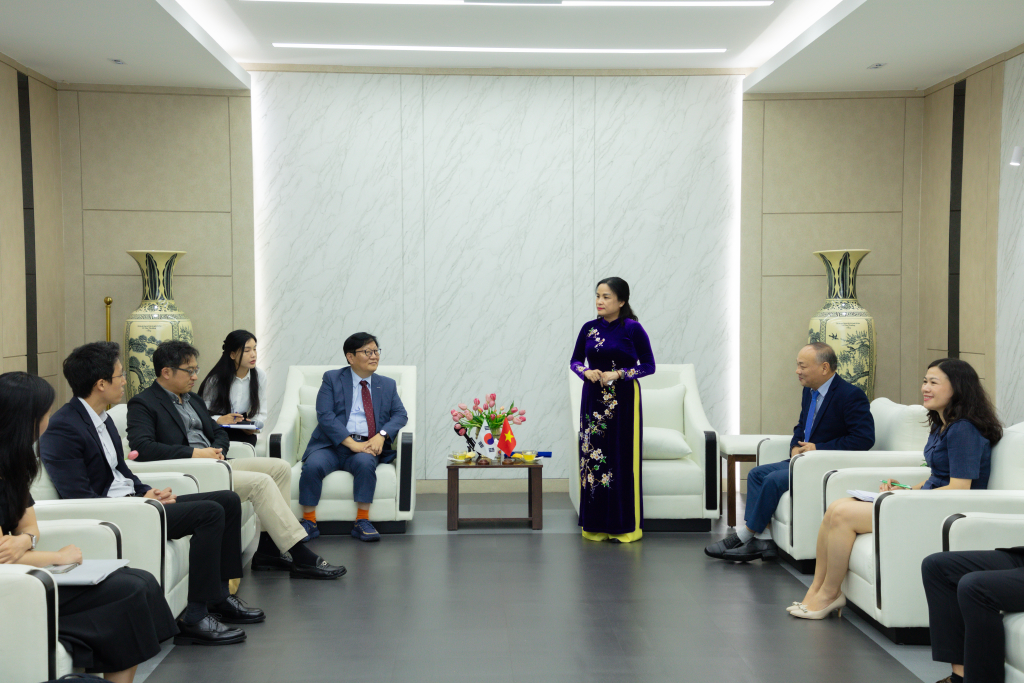 PGS.TS Ngô Thị Phương Lan cho rằng, mối liên hệ giữa công nghệ và con người là tiền đề cho sự hợp tác giữa Nhà trường và ĐH POSTECH - Ảnh: Lý Nguyên