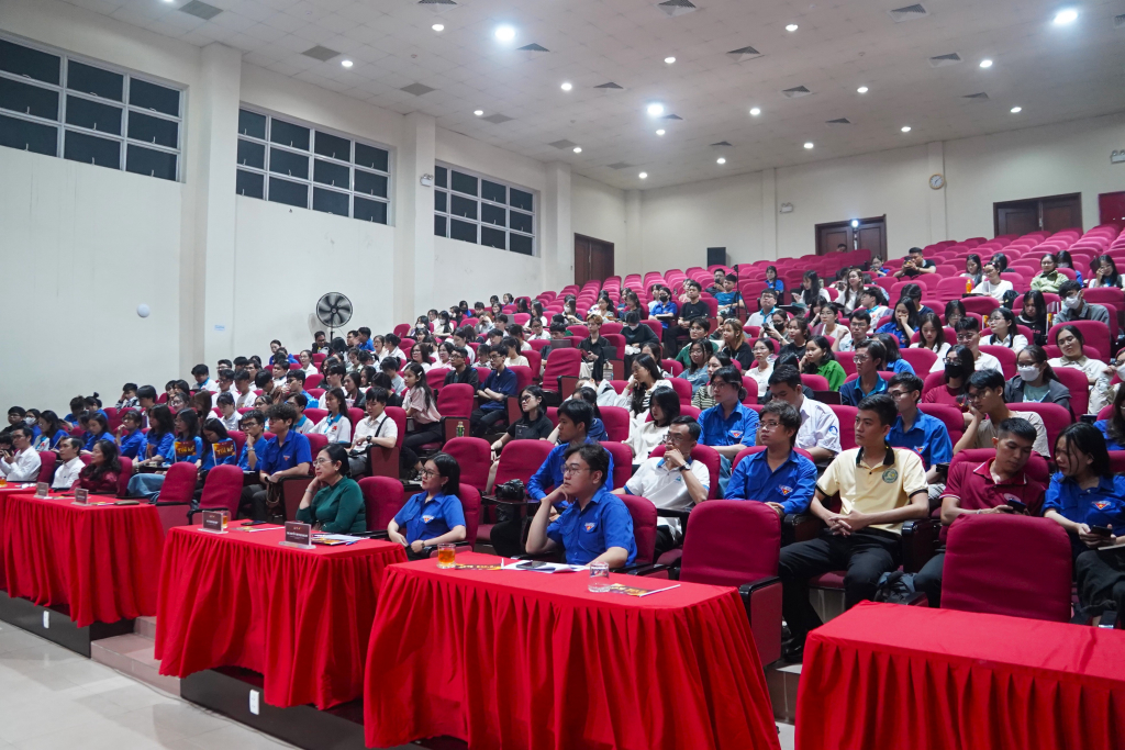 Chương trình diễn ra tại Hội trường Nhân văn (cơ sở Thủ Đức) - Ảnh: Phạm Trí