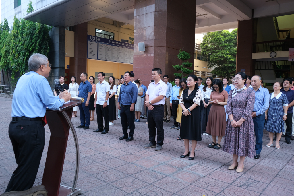 Đảng viên, viên chức, người lao động lắng nghe nội dung sinh hoạt - Ảnh: Hương Mỹ 