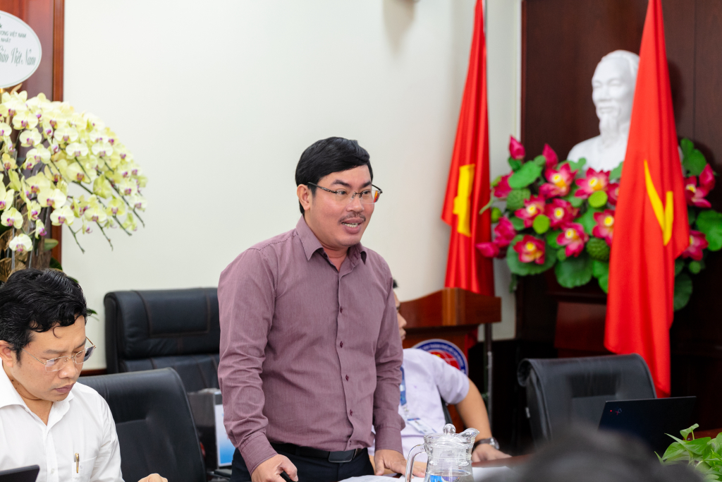 TS. Dương Văn Tú báo cáo dự toán và quyết toán thu - chi nguồn ngân sách nhà nước và nguồn khác năm 2023 và Dự toán năm 2023 - Ảnh: Lý Nguyên