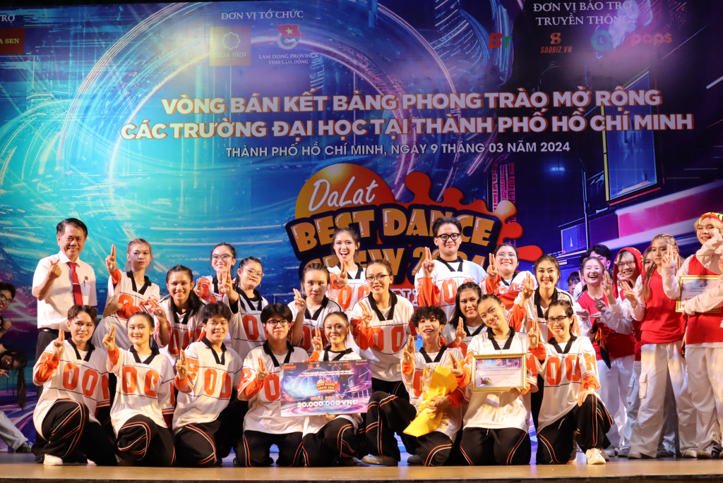 Ông Vũ Văn Thanh - Phó Tổng Giám đốc Công ty Cổ phần Tập đoàn Hoa Sen trao giải Nhất cho Big Boom Dance Team - Ảnh: Nhật Ánh