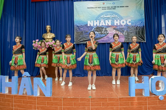 Tân sinh viên lớp Nhân học 20 trình diễn liên khúc Chí Phèo và Để Mị nói cho mà nghe