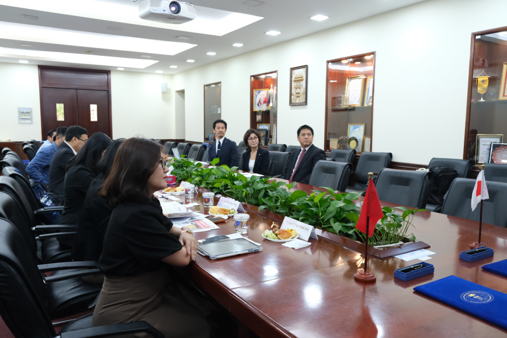 Hai đơn vị cùng xem video giới thiệu thông tin Trường ĐH KHXH&NV và Trường Đại học Setsunan - Ảnh: Hương Mỹ