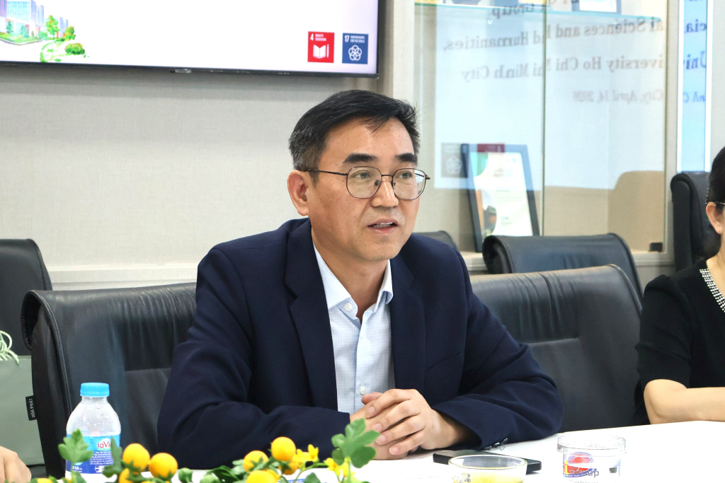 PGS. Lưu Tân Thiêu chia sẻ về mục tiêu đưa Trường Đại học Trung Nam vào top 50 đại học toàn cầu đến năm 2030 - Ảnh: NGUYỆT NGÂN.