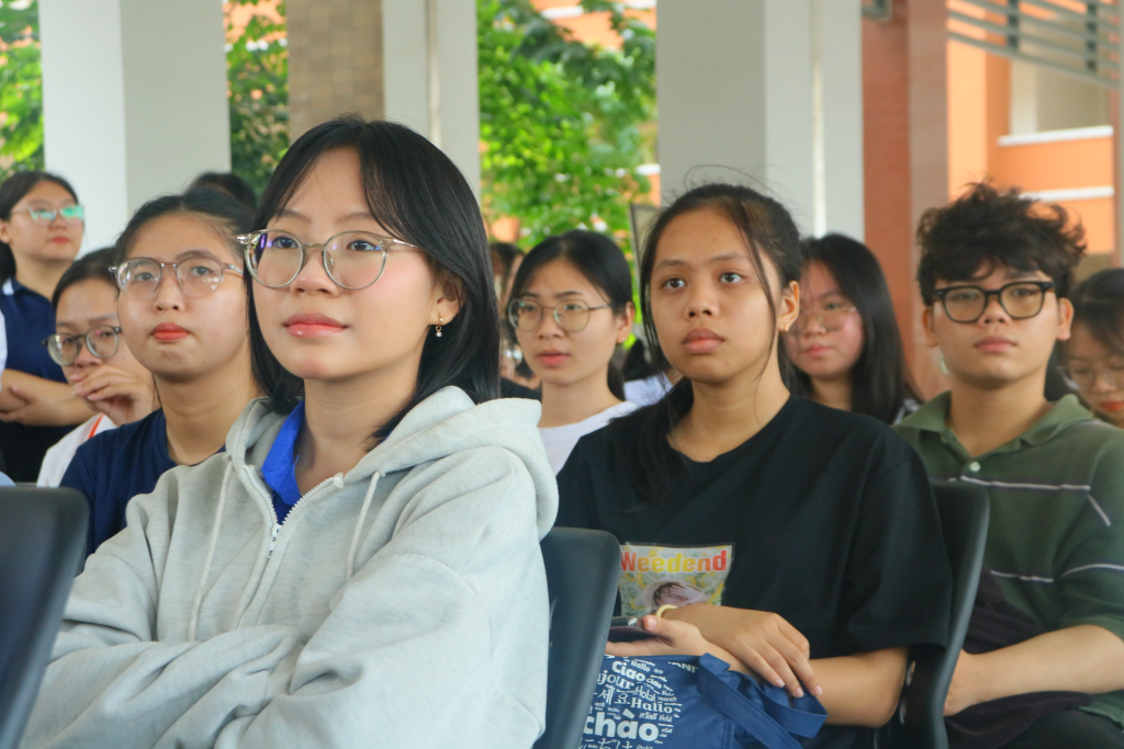 Sinh viên tập trung theo dõi phần trình diễn Trống hội & Sài Gòn đẹp lắm của CLB Âm nhạc dân tộc - Ảnh: Yên Nhiên