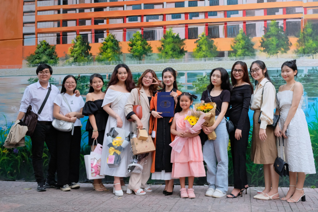 Sau phần lễ, các tân Tiến sĩ, Thạc sĩ, Cử nhân ghi lại khoảnh khắc bên gia đình, bạn bè - Ảnh: Huyền Linh
