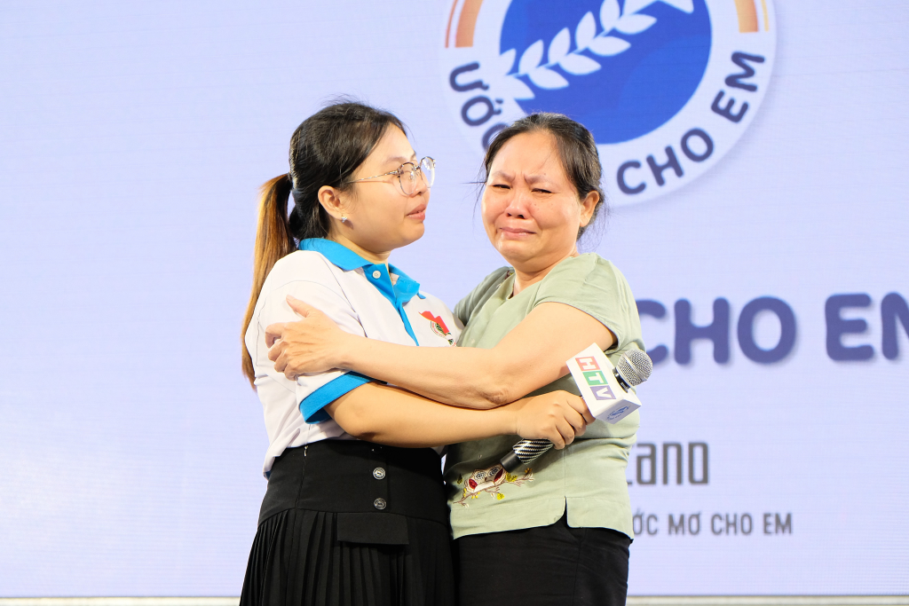 Mẹ của Gia Hân vỡ òa trước những chia sẻ của con gái - Ảnh: Huyền Linh