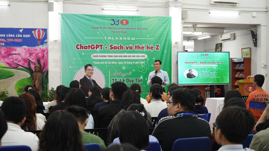 TS. Phạm Tấn Hạ chia sẻ, kỹ năng đọc sách là kỹ năng quan trọng trong môi trường đại học - Ảnh: Phạm Trí