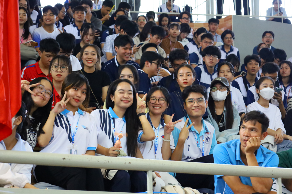 Đội ngũ cổ động Trường ĐH KHXH&NV mang tinh thần nhiệt huyết đã chinh phục giải thưởng của Hội thao Sinh viên năm nay