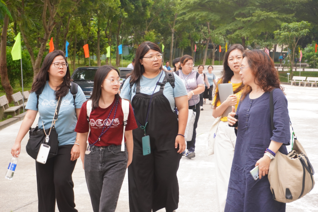 Không khí rộn ràng, tươi vui trong ngày đầu nhập học - Ảnh: CLB Truyền thông Info Plus