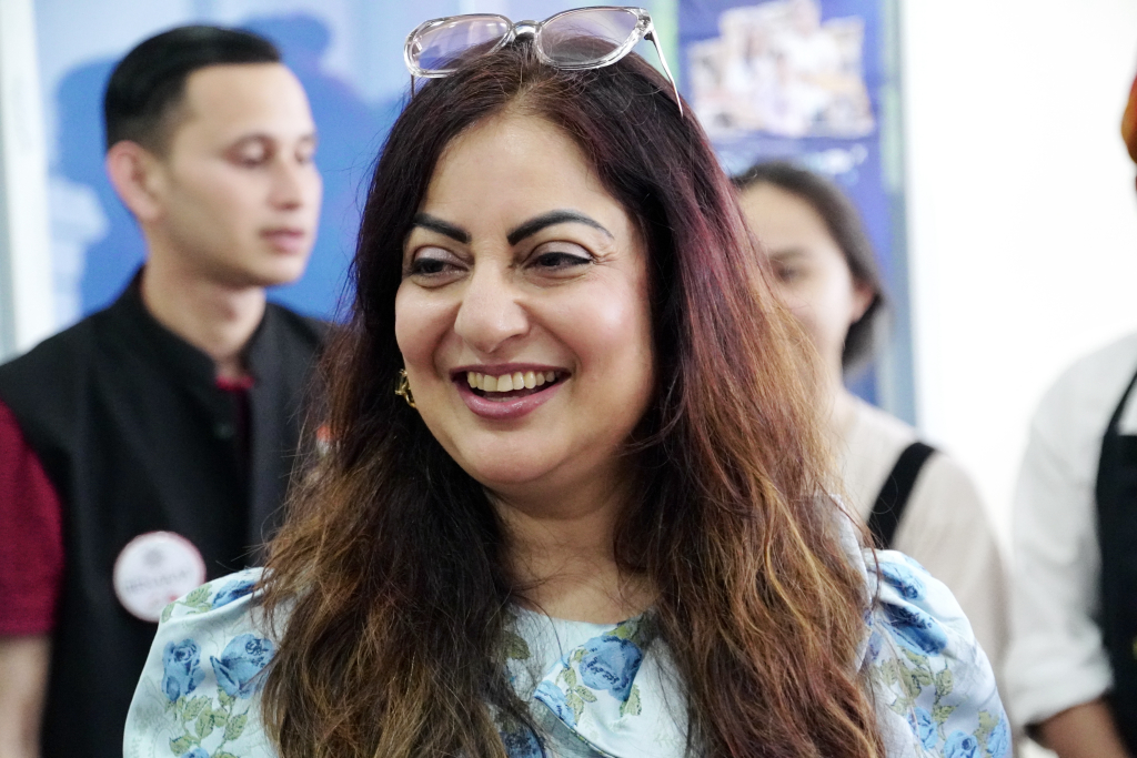 Bà Nidhi Arora giới thiệu đến sinh viên hương vị đặc trưng của ẩm thực Ấn Độ qua trà Masala và bánh Aloo Tikki - Ảnh: KHÁNH MY