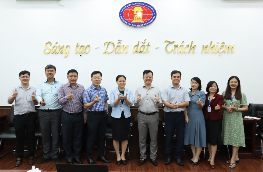 Ban Chủ nhiệm khoa chụp ảnh lưu niệm cùng lãnh đạo Nhà trường và Hội đồng Khoa học và Đào tạo - Ảnh: Nhật Ánh
