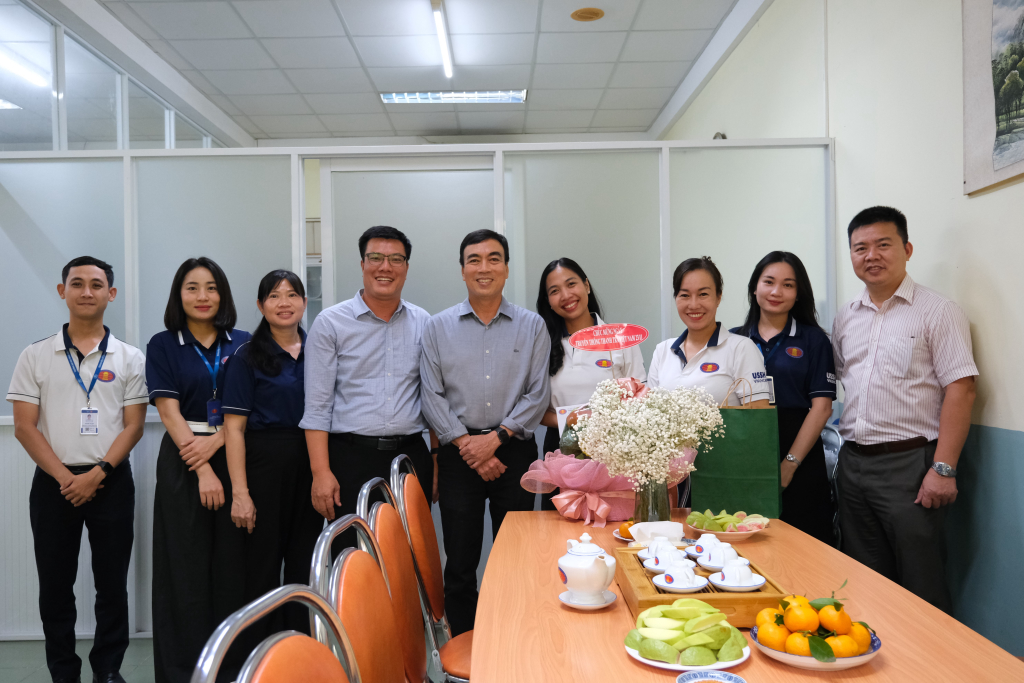 Đại diện lãnh đạo Nhà trường gửi món quá chúc mừng đến Phòng Thanh tra - Pháp chế - Sở hữu trí tuệ - Ảnh: Phạm Trí