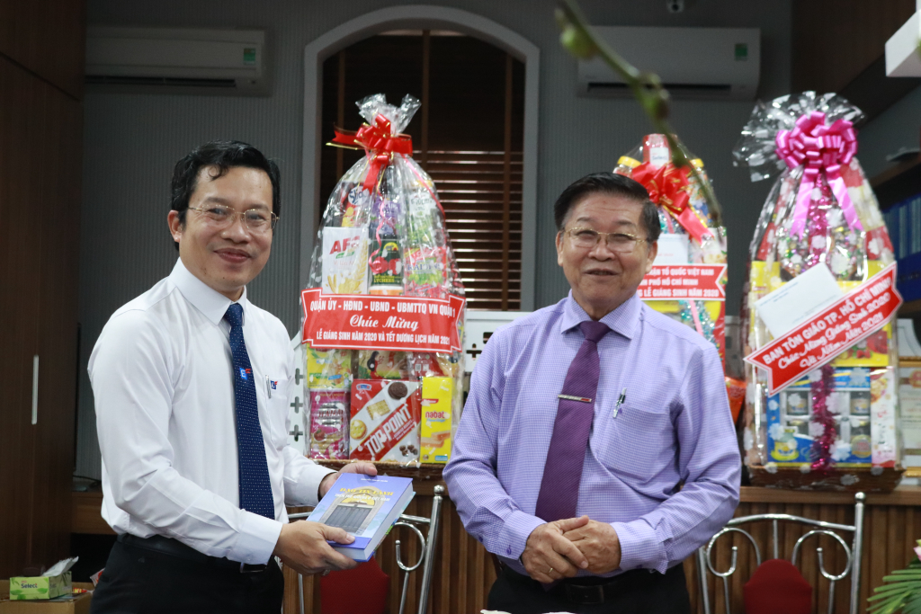 Mục sư Nguyễn Thế Hiển gửi tặng sách đến nhà trường