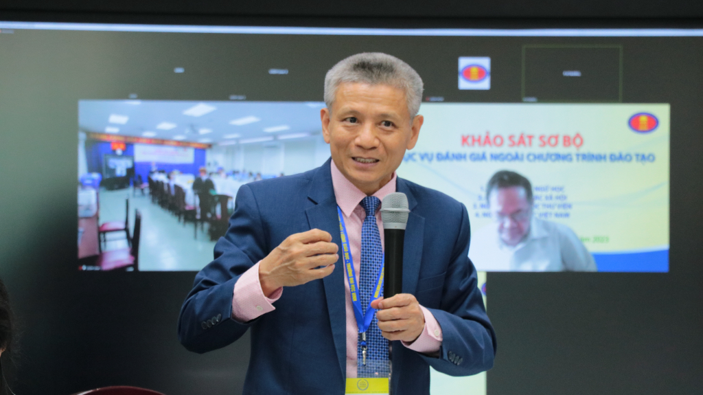 TS. Trần Đình Quang trình bày kết quả nghiên cứu hồ sơ tự đánh giá và thảo luận thống nhất các vấn đề cần chuẩn bị - Ảnh: Phương Khanh 
