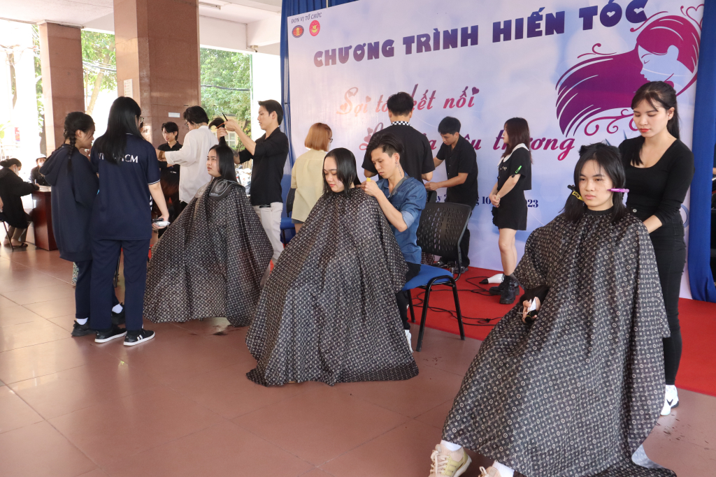 Đội ngũ nhân viên thuộc 1900 Hair Salon đã tình nguyện hỗ trợ và cắt tóc miễn phí cho những người tham gia chương trình - Ảnh: Mỹ Hân, Phương Khanh 