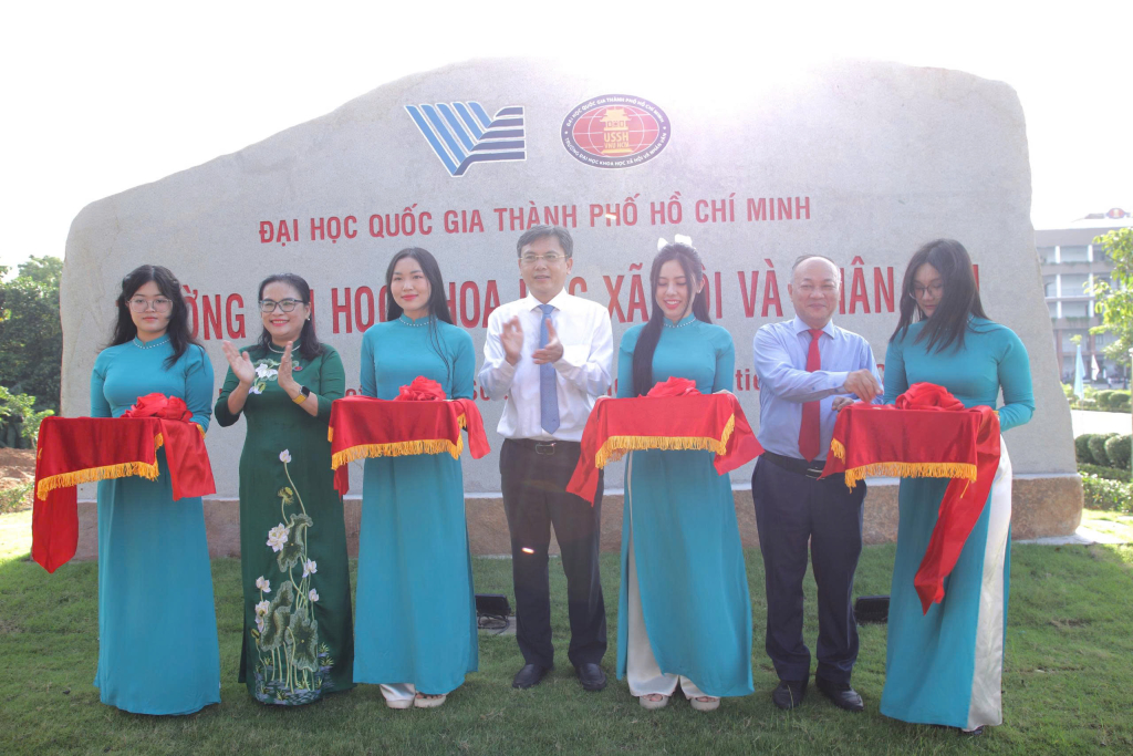 PGS.TS Nguyễn Minh Tâm, Phó Giám đốc ĐHQG-HCM cùng đại diện Nhà trường thực hiện nghi thức cắt băng khánh thành công trình - Ảnh: CLB TRUYỀN THÔNG INFO PLUS