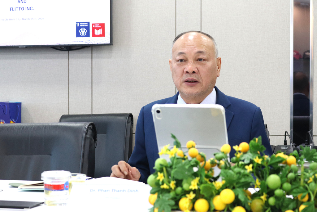 TS. Phan Thanh Định đặt vấn đề với phía đối tác về khả năng triển khai thực tế công nghệ dịch thuật AI, phát triển dữ liệu tiếng Việt và đào tạo nguồn nhân lực - Ảnh: MINH THƯ