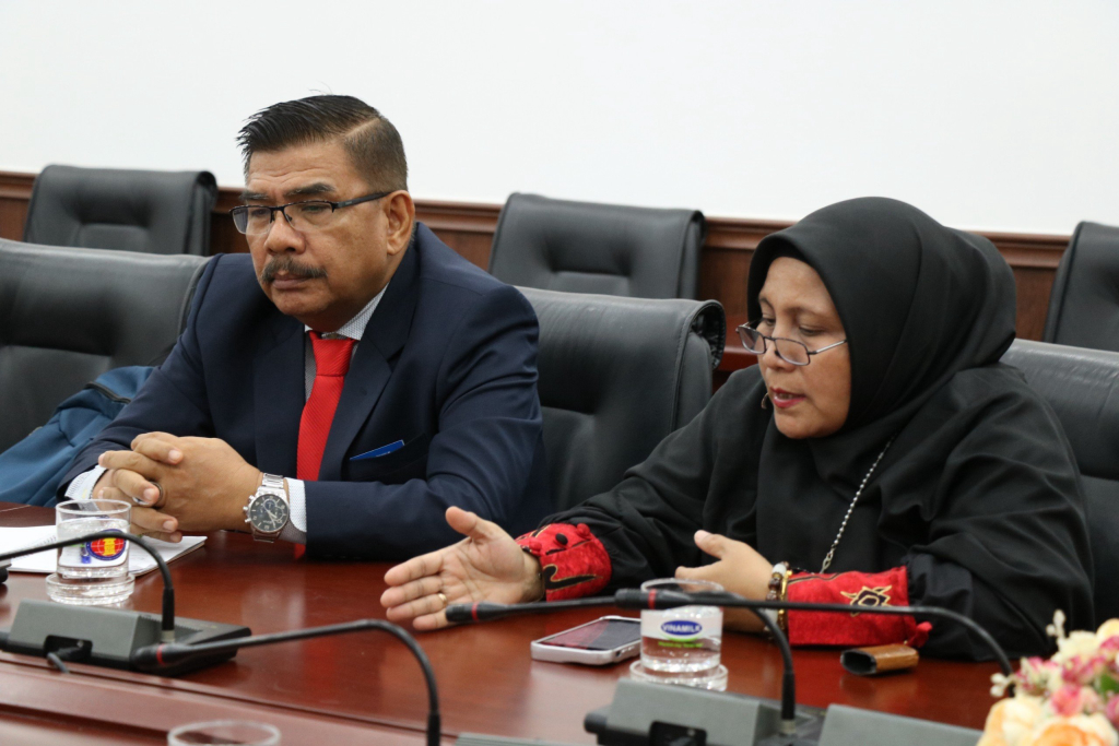 Đoàn công tác Trường Đại học Andalas chia sẻ mong muốn tăng cường hợp tác song phương - Ảnh: Thiên Phúc