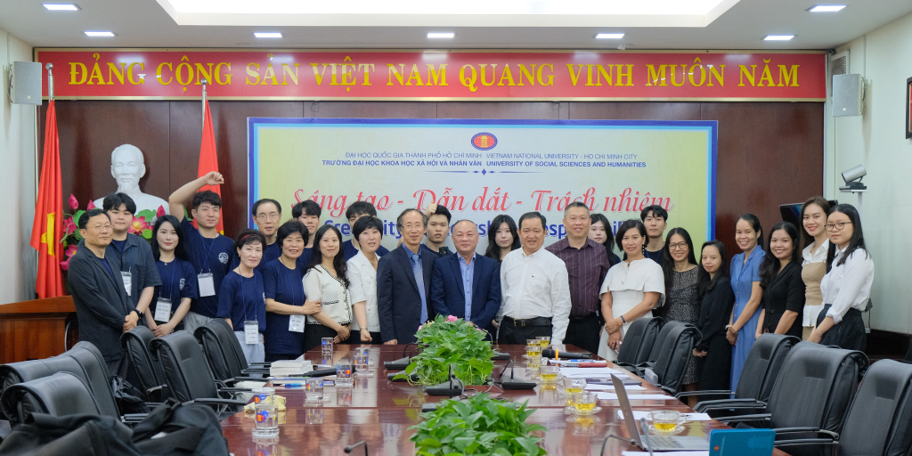 Hai bên chụp ảnh tập thể sau buổi gặp mặt - Ảnh: Huyền Linh