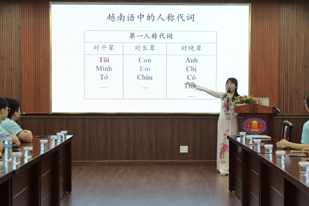 Bài học về văn hóa giao tiếp của người Việt trong khuôn khổ chuyên đề “Tiếng Việt và văn hóa giao tiếp của người Việt” - Ảnh: THÚY QUỲNH
