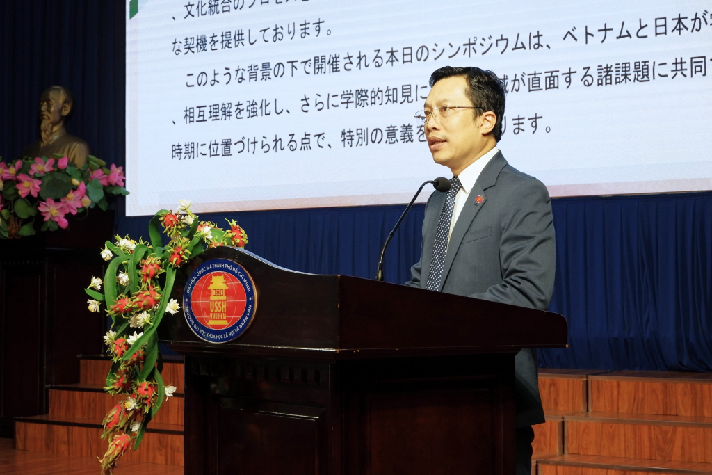 TS. Lê Hoàng Dũng mong muốn Khoa Nhật Bản học tiếp tục nhận được sự đồng hành của Tổng Lãnh sự quán Nhật Bản tại TP.HCM và Quỹ JF trong các hoạt động học thuật sắp tới - Ảnh: NGUYỆT NGÂN