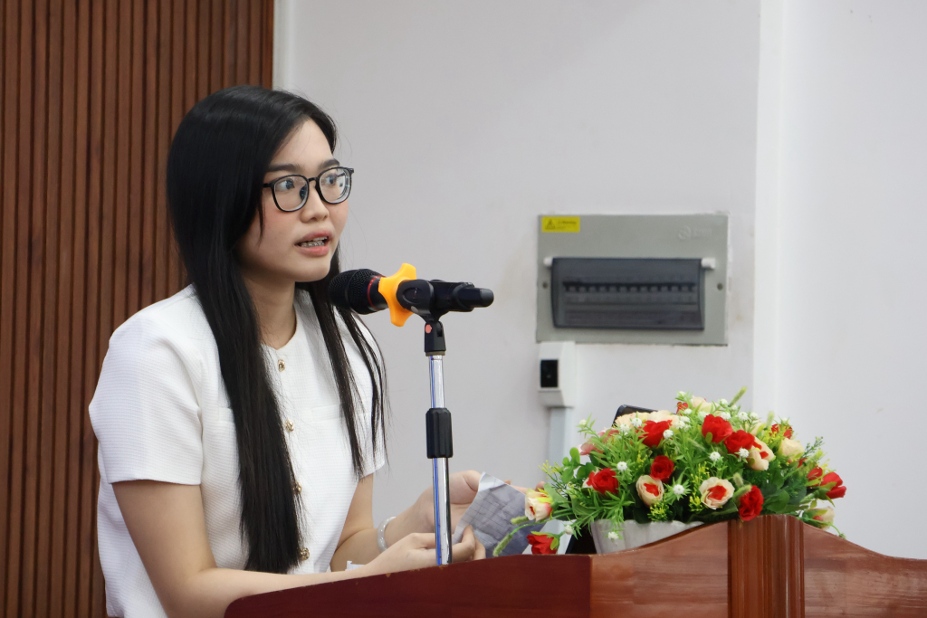 Hai sinh viên Vũ Như Quỳnh và Vũ Khánh Phương đại diện hai nhóm sinh viên trình bày tham luận tại tọa đàm - Ảnh: QUỲNH NHƯ