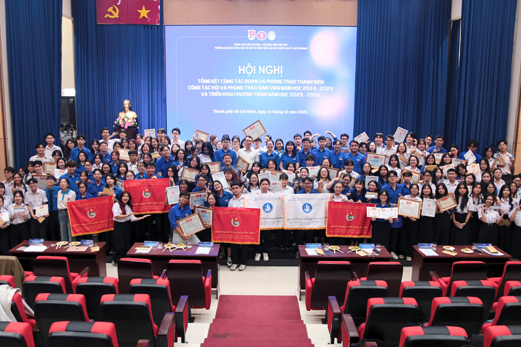 Tập thể cán bộ trẻ được ghi nhận vì tinh thần trách nhiệm và sự sáng tạo trong xây dựng môi trường học tập, rèn luyện cho sinh viên Nhân văn - ẢNH: MINH PHƯƠNG