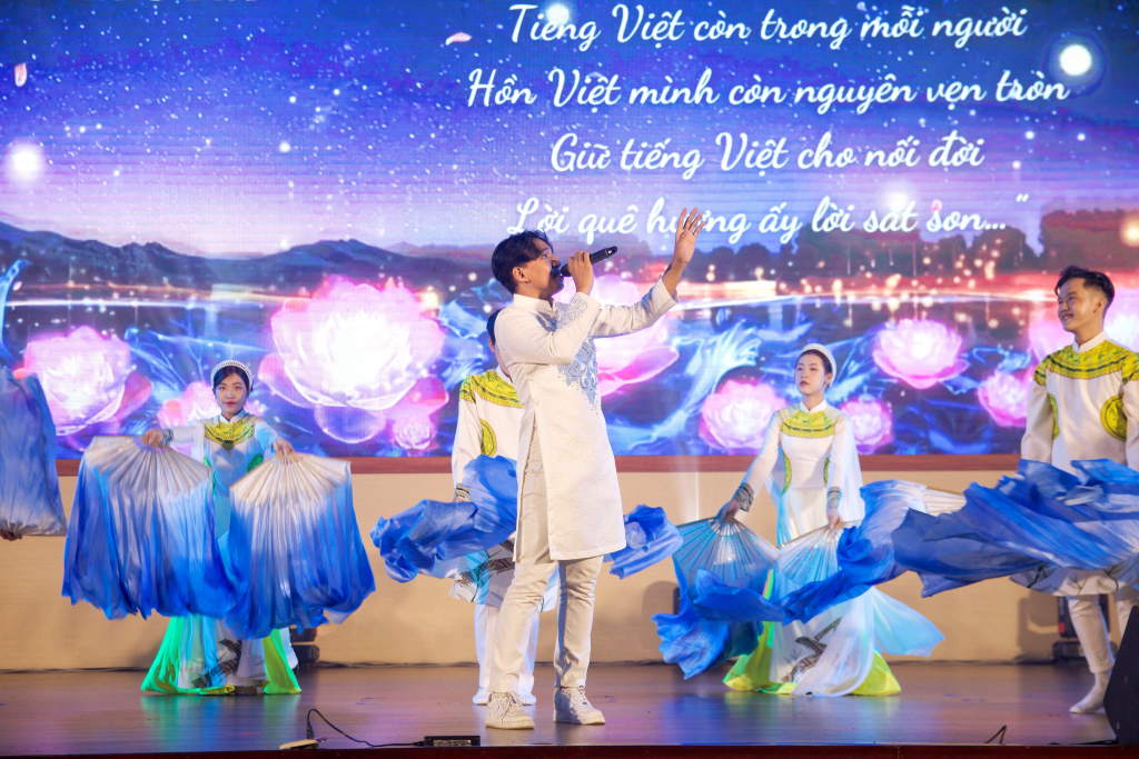 Bài thi là sự kết hợp về thuyết trình, kể chuyện, diễn kịch, ngâm thơ, đọc ca dao và hát bằng tiếng Việt - Ảnh: Trịnh Minh Phương