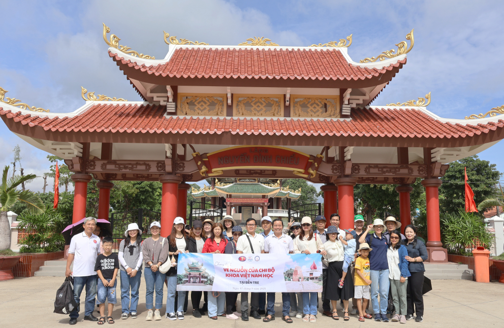 Đoàn đến viếng và tham quan Khu Di tích Lăng, mộ Nguyễn Đình Chiểu