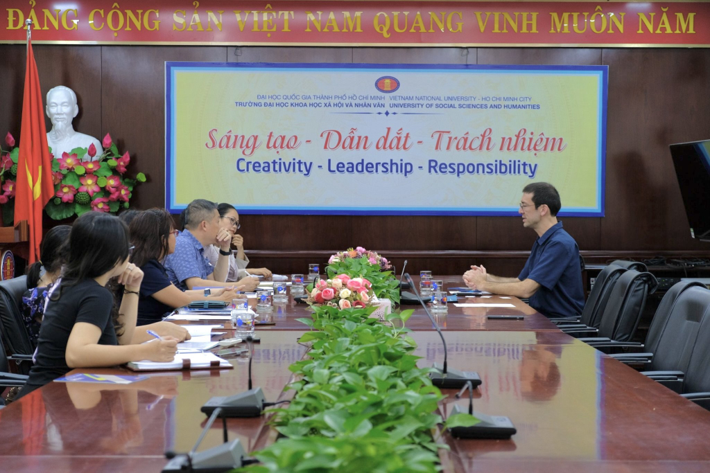 Toàn cảnh buổi làm việc giữa đại diện Nhà trường với TS. Bowen - Ảnh: Huyền Linh