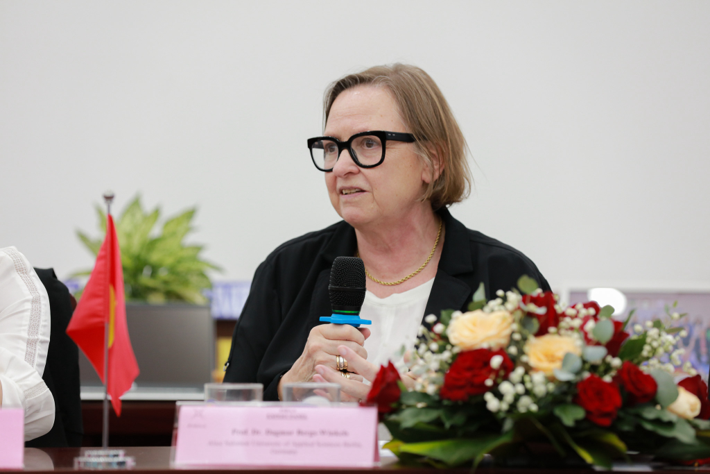 GS.TS Dagmar Bergs-Winkels khuyến khích đẩy mạnh marketing đối với ngành Quản lý giáo dục - Ảnh: Lý Nguyên