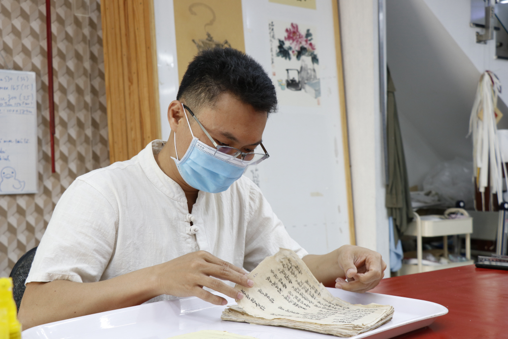 Anh Phúc mong muốn về một trung tâm tu bổ hiện vật chất liệu giấy tương lai của Việt Nam, nơi nhiều nhân viên có trình độ tay nghề cao cùng thực hiện  những dự án lớn phục vụ cho việc bảo tồn di sản của Quốc gia - Ảnh: Tuyết Hồng