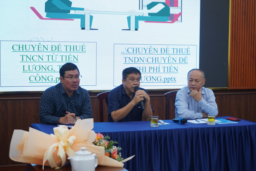 ThS. Nguyễn Hữu Tuyền, TS. Phan Thanh Định và ThS. Dương Văn Tú giải đáp các thắc mắc của viên chức, người lao động về thuế thu nhập cá nhân - Ảnh: Phạm Trí
