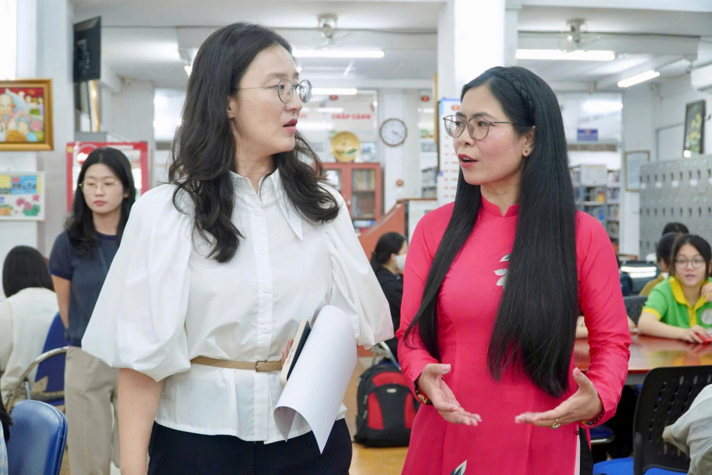 Lãnh sự Choi Kyeong Joo cùng TS. Bùi Thu Hằng đang thảo luận về những khó khăn và đề xuất cải thiện không gian WOK - Ảnh: THÚY QUỲNH