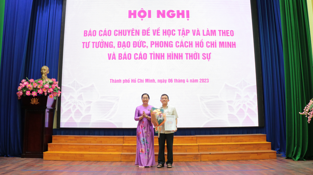 TS. Lê Thị Ngọc Điệp trao hoa và thư cảm ơn cho PGS.TS Nguyễn Mạnh Hà - Ảnh: Hoàng Phương