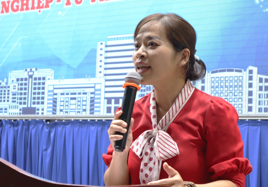 ThS. Lê Thị Thu Hà giới thiệu 8 nhóm lĩnh vực nghề nghiệp - Ảnh: Nhật Ánh