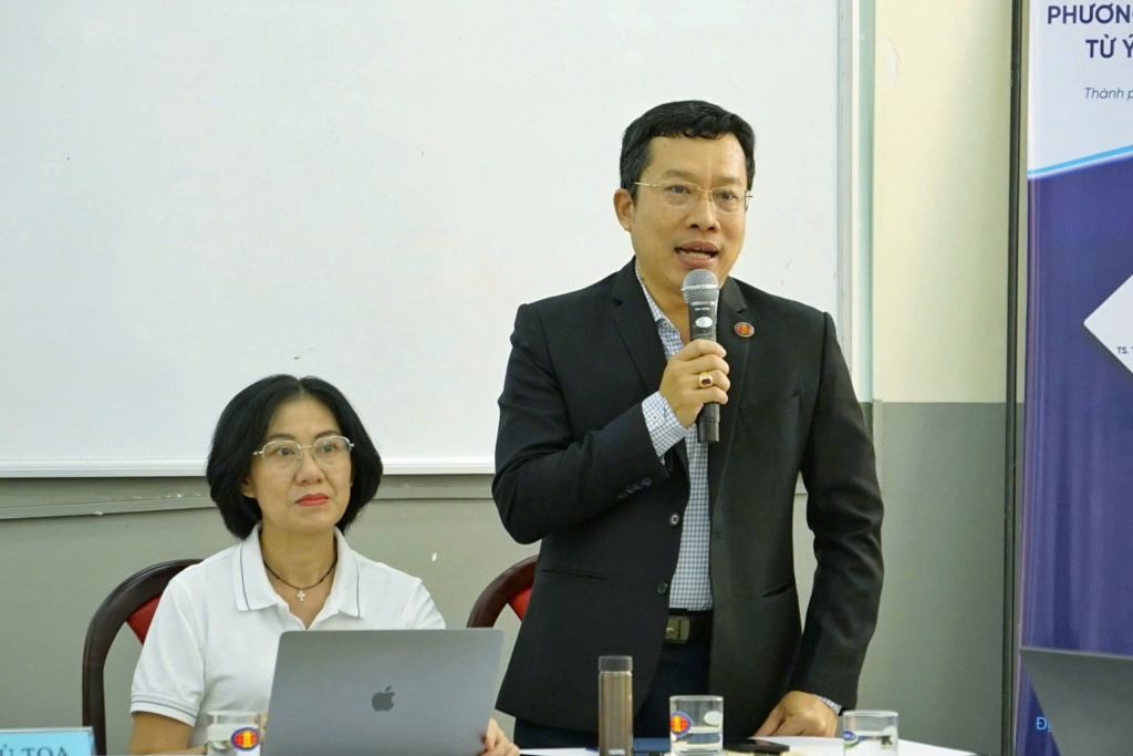 Dù bận nhiều lịch trình nhưng TS. Lê Hoàng Dũng vẫn dành thời gian đến chúc mừng sự kiện ý nghĩa của khoa Giáo dục - Ảnh: Thiên Phúc